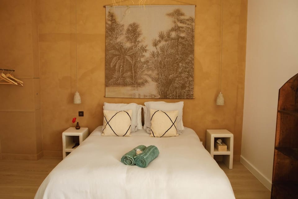 Bed, Bedroom, towels