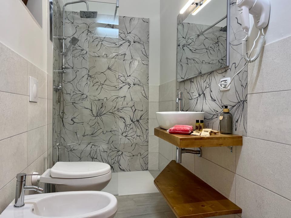 Shower, Toilet, Bathroom, bidet, towels
