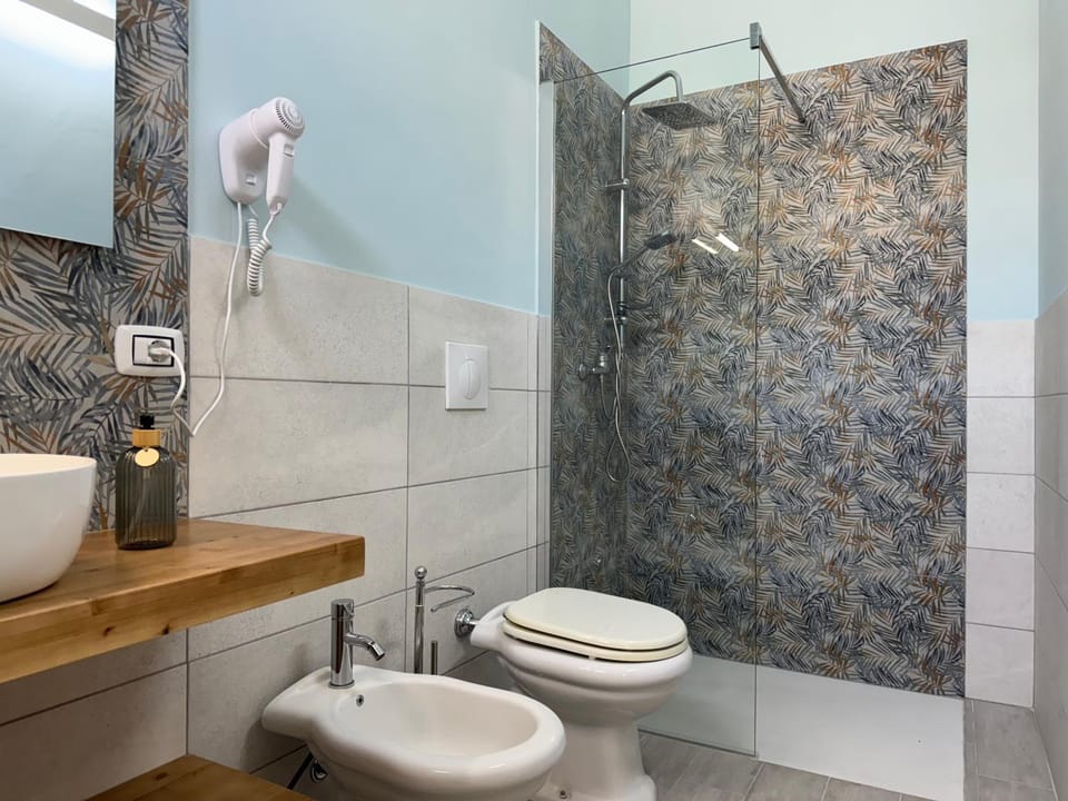 Shower, Toilet, Bathroom, bidet, towels