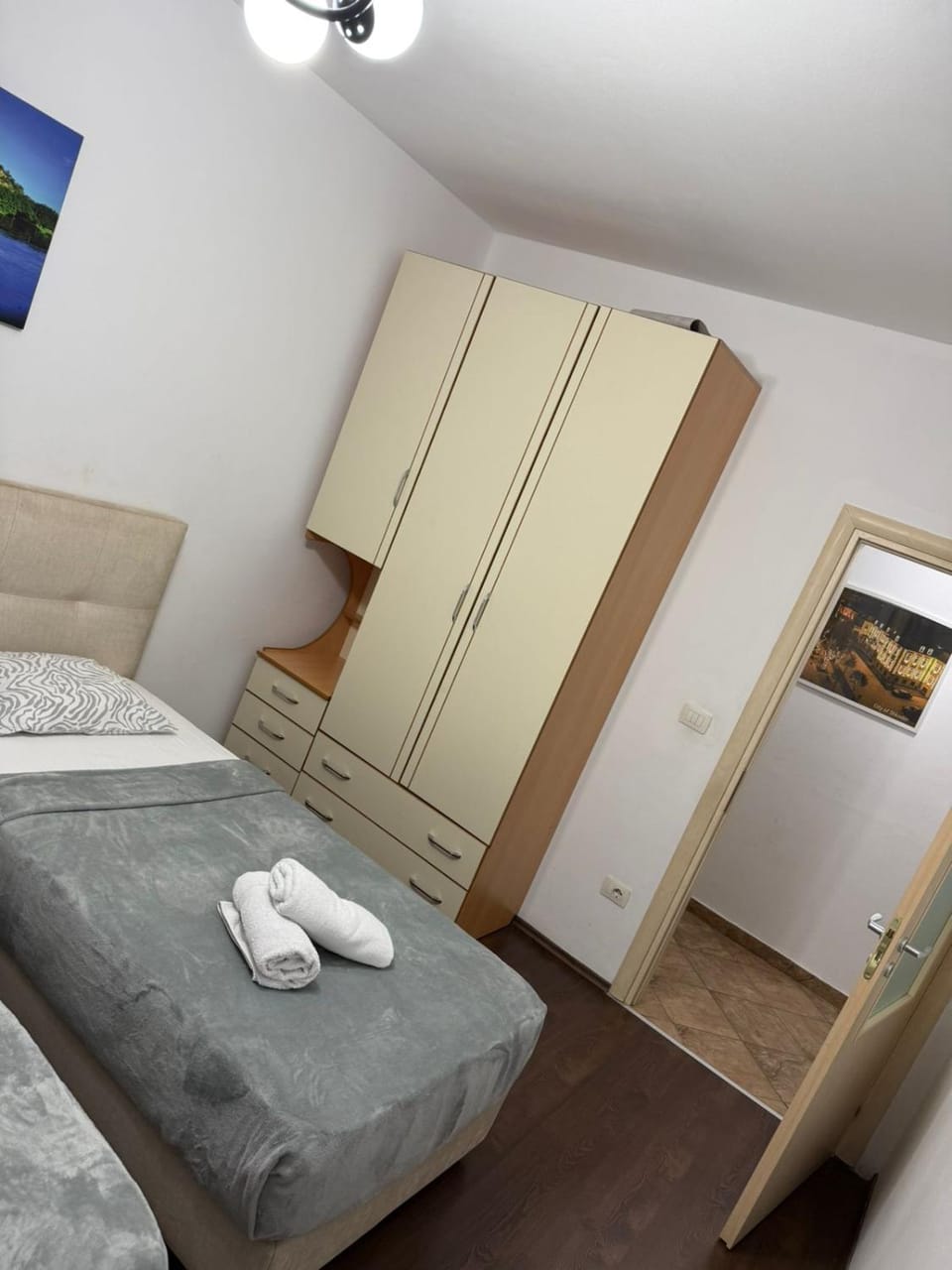 Property building, Bed, Photo of the whole room, Bedroom, fireplace, towels, wardrobe