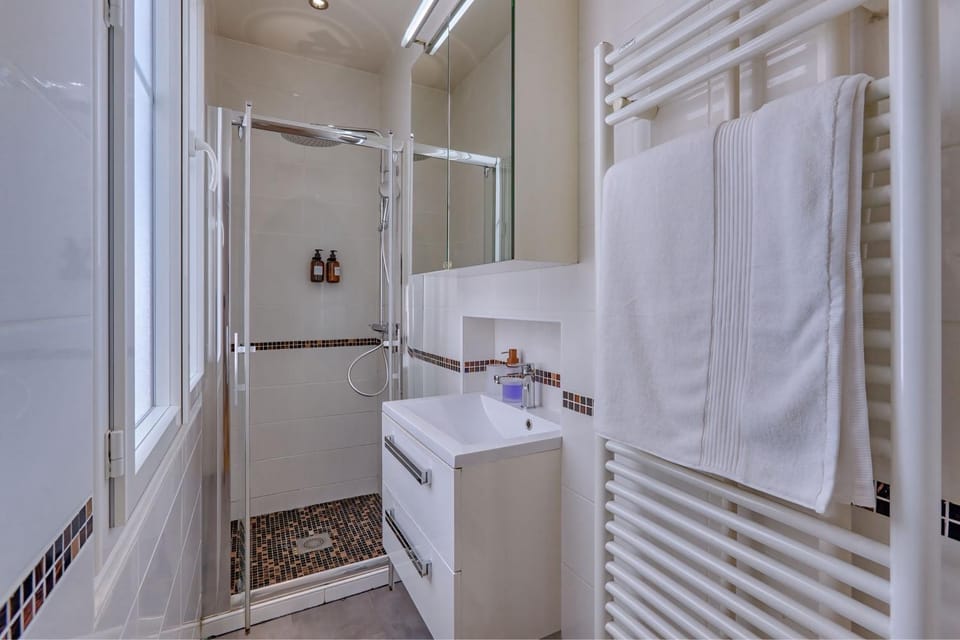 Shower, Bathroom, towels, washing machine, dryer