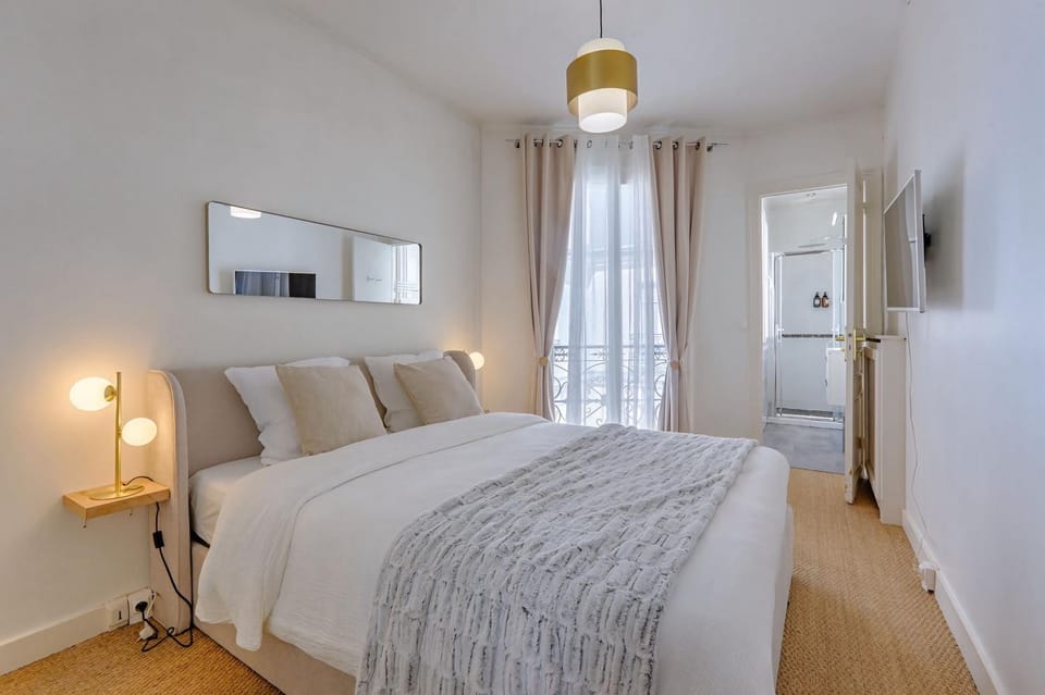 Bed, TV and multimedia, Photo of the whole room, Bedroom, wardrobe