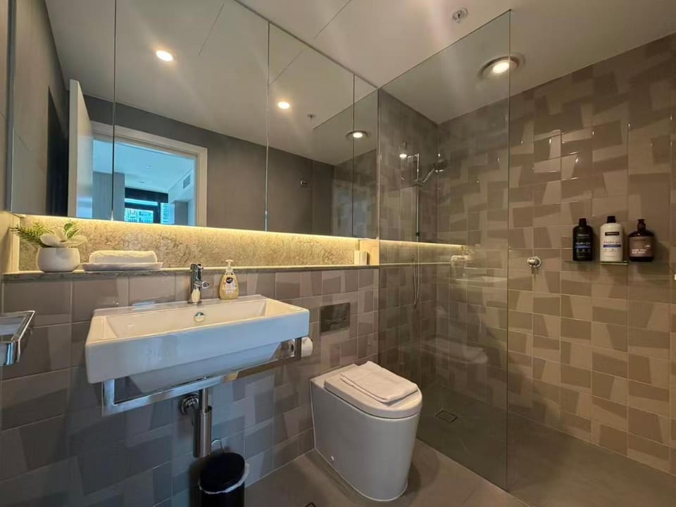 Shower, Toilet, Bathroom, towels