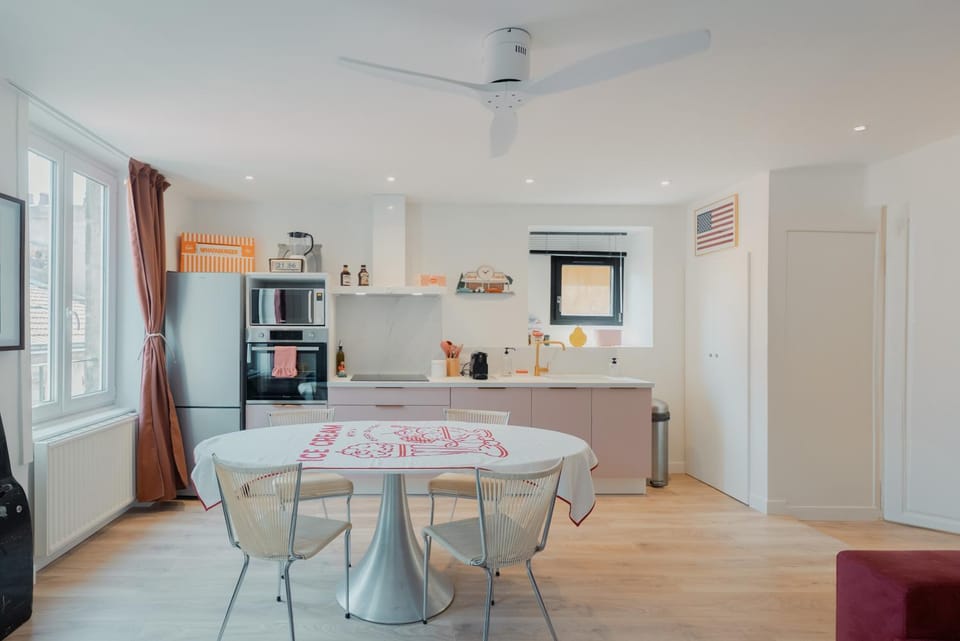 Kitchen or kitchenette, Dining area, oven, stove