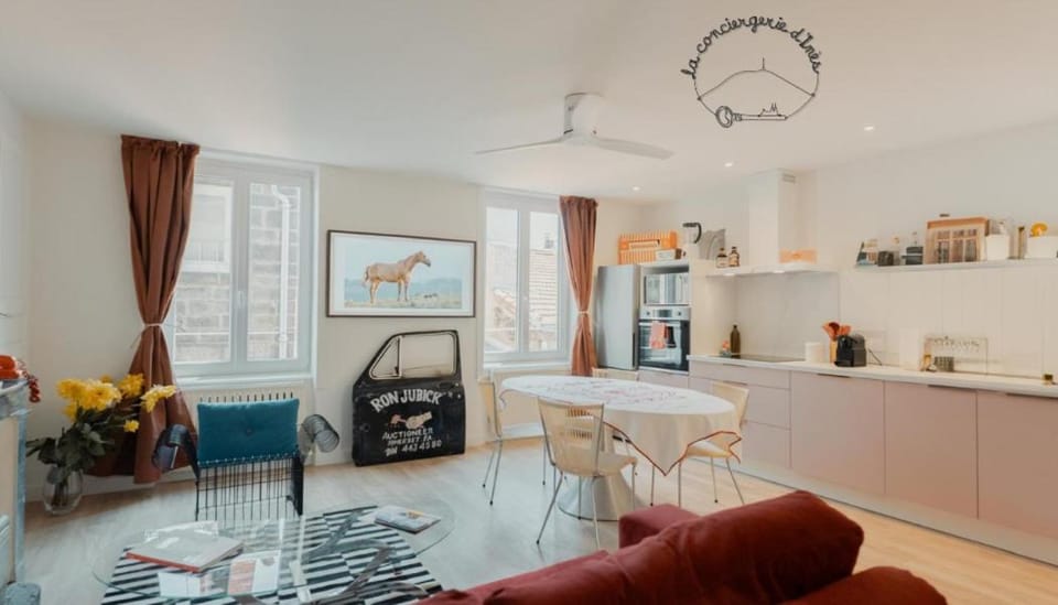 Kitchen or kitchenette, Seating area, Dining area