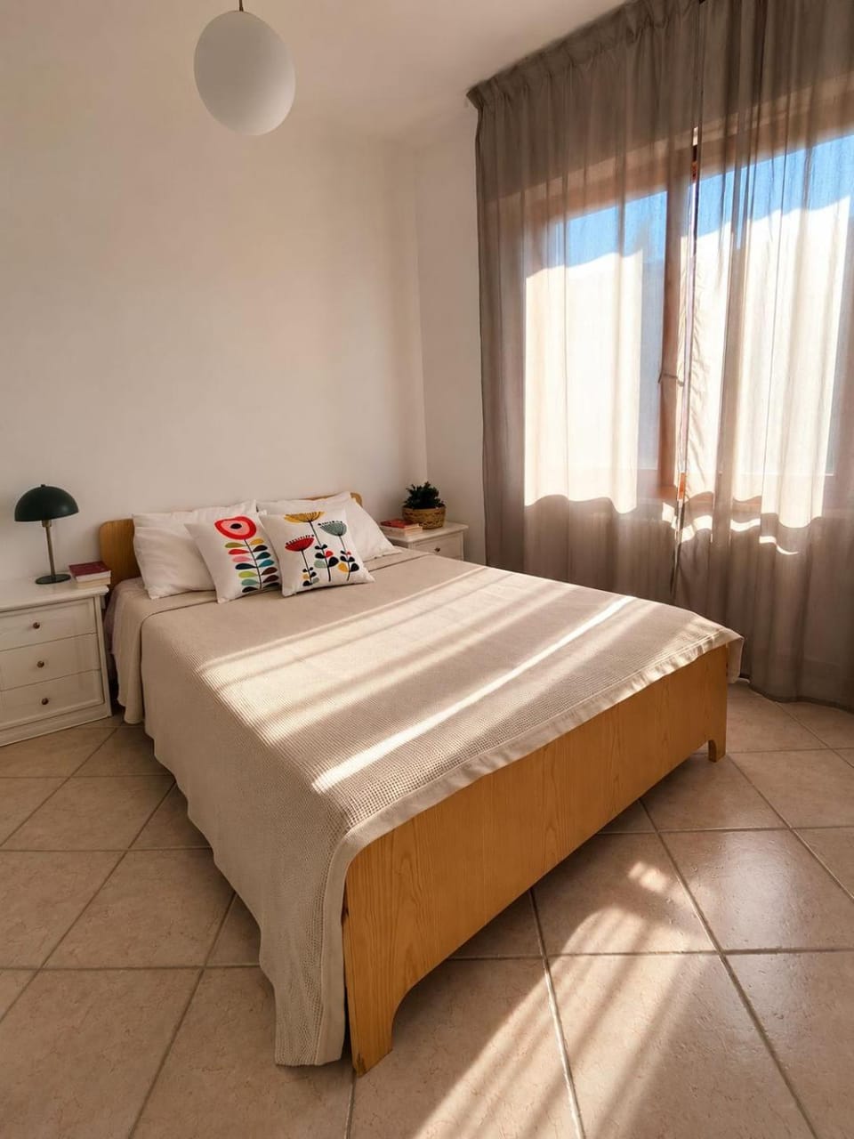 Photo of the whole room, Bedroom