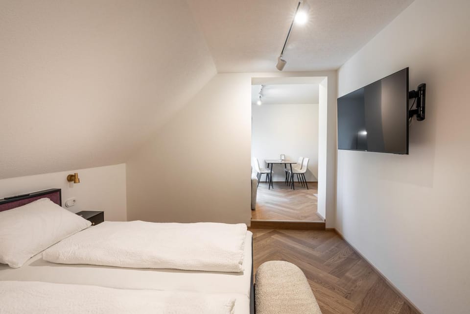 TV and multimedia, Living room, Photo of the whole room, Bedroom