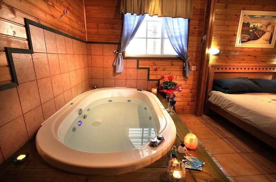Bed, Hot Tub, Bedroom