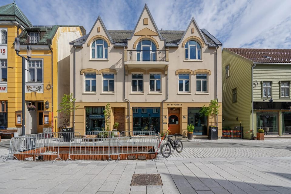 Property building, Day, Cycling, Location