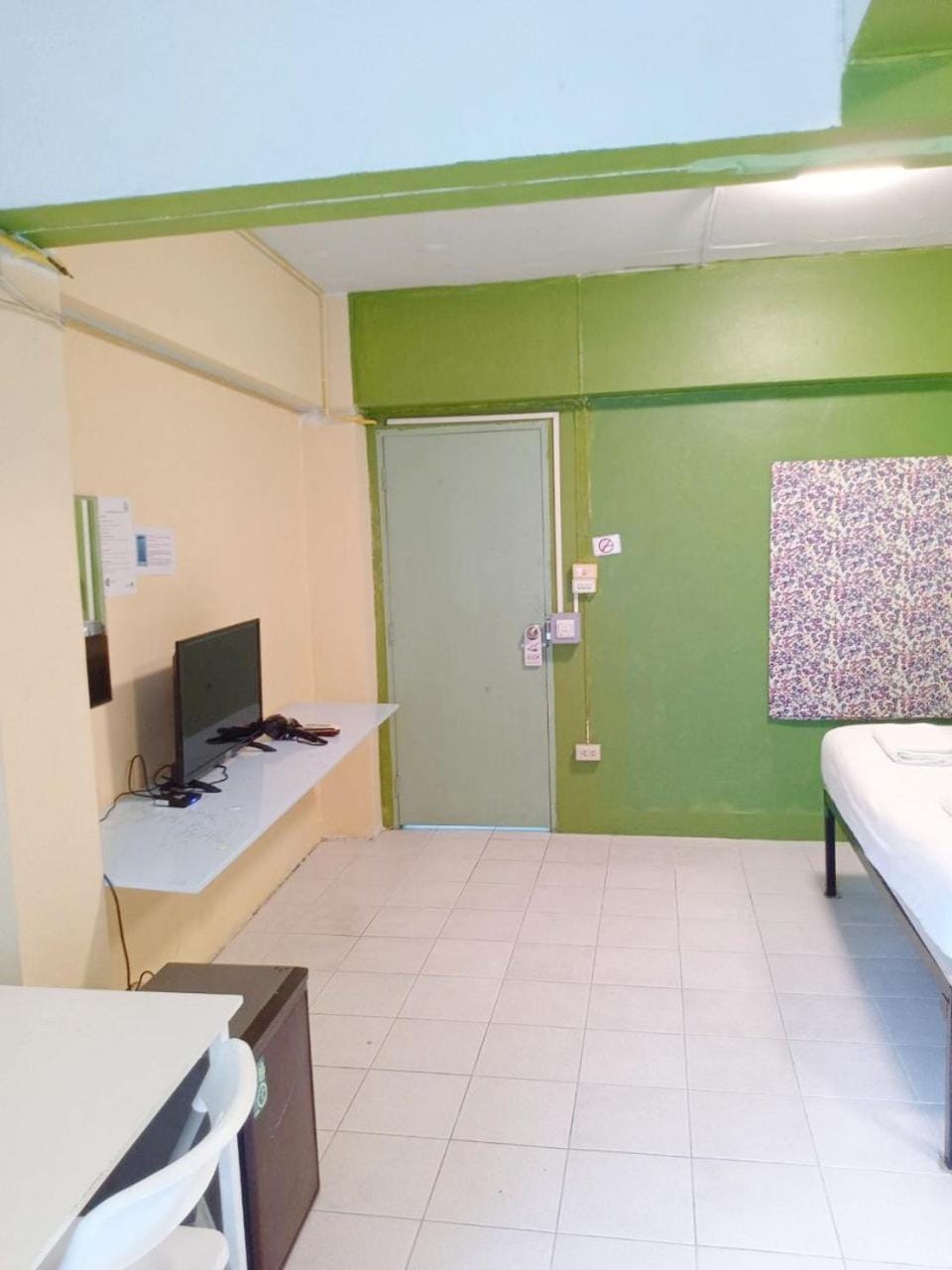 Bed, TV and multimedia, Photo of the whole room, Bedroom