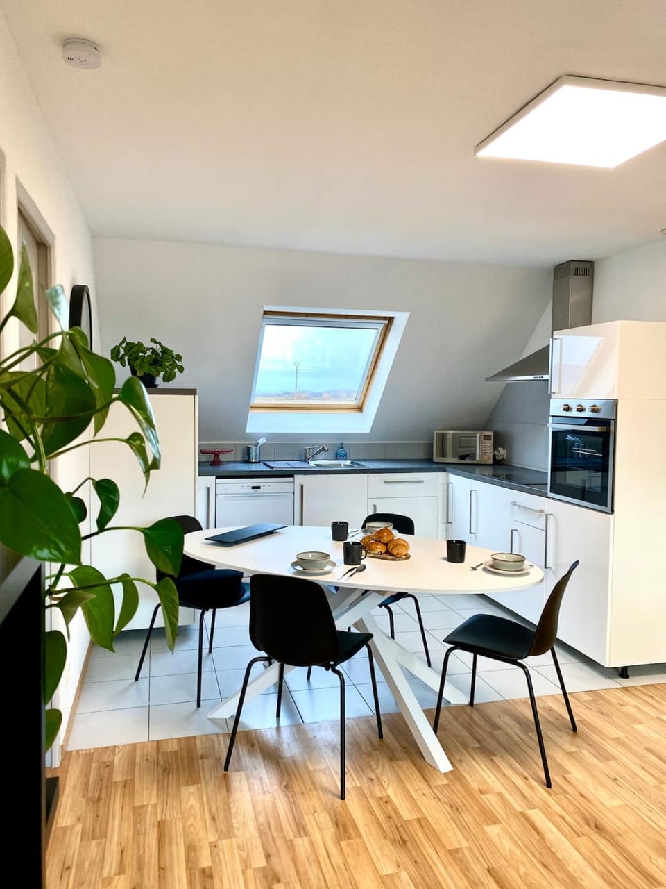 Kitchen or kitchenette, Dining area, oven, stove