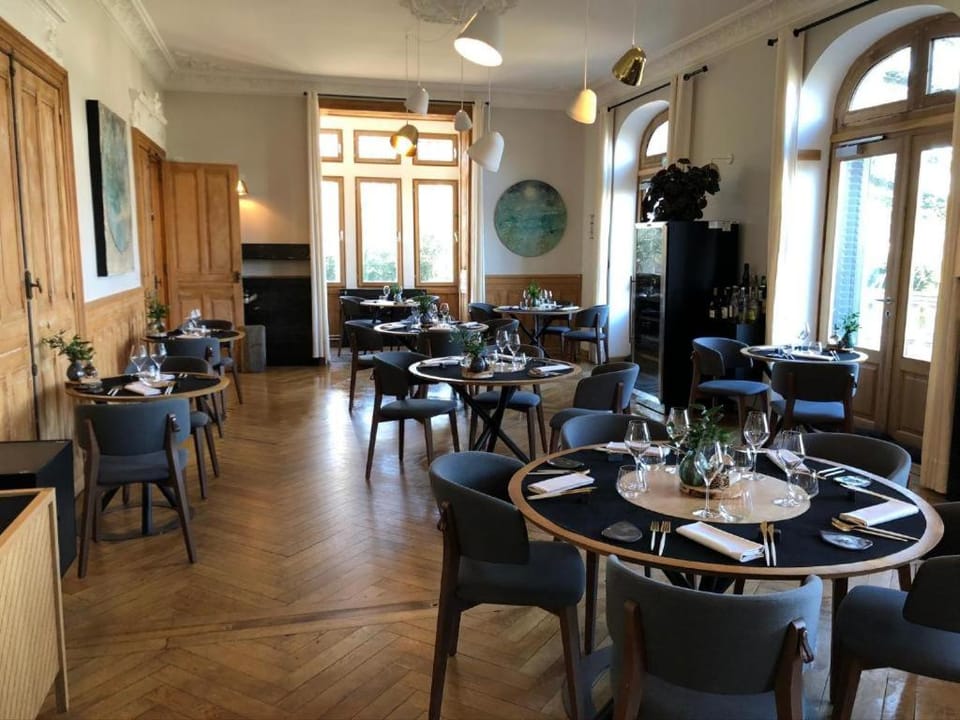 Restaurant/places to eat, Banquet/Function facilities