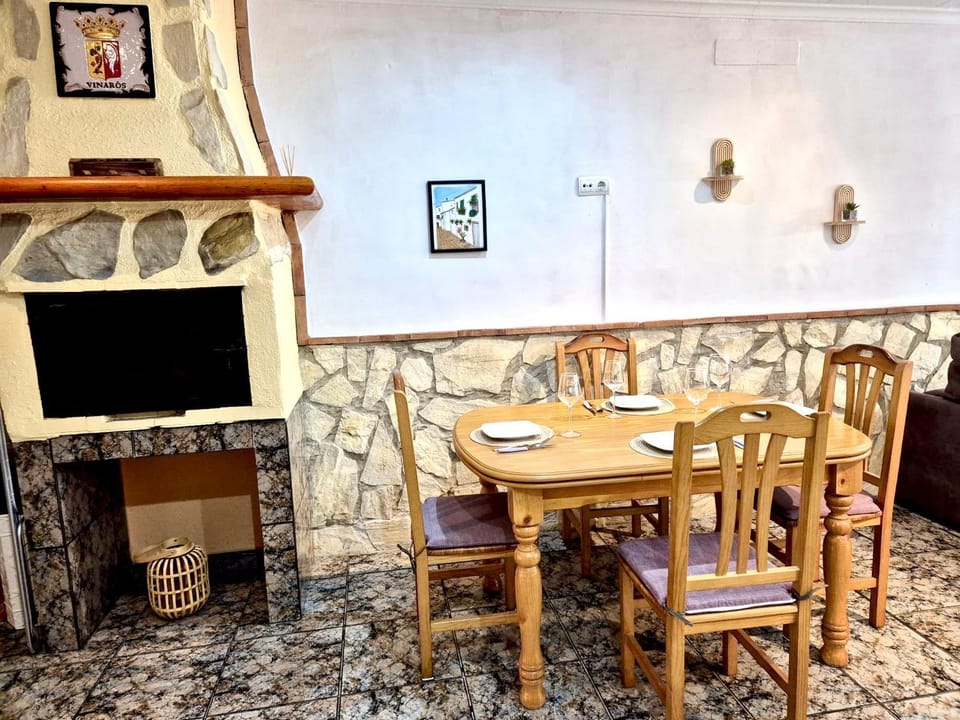 Dining area, fireplace