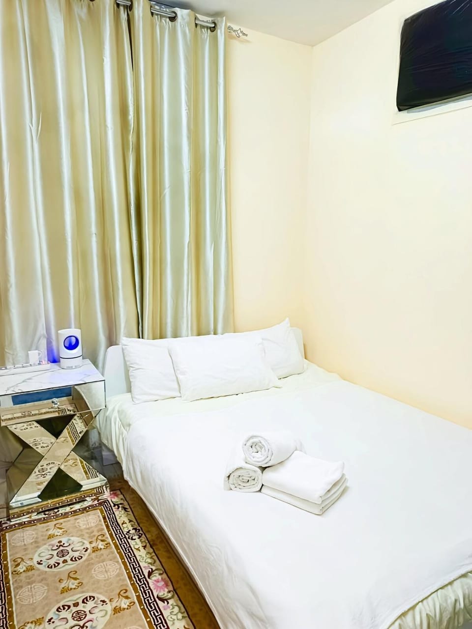 Bed, Bedroom, towels