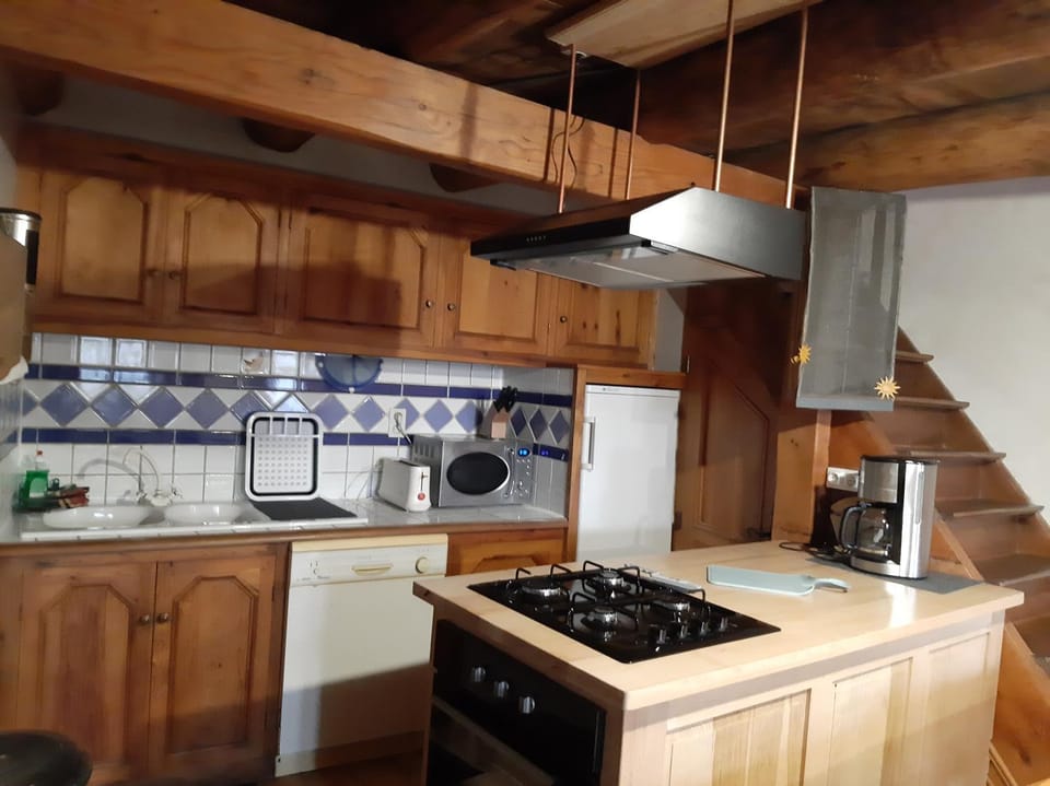 Kitchen or kitchenette, dishwasher, oven, pet friendly, stove, toaster