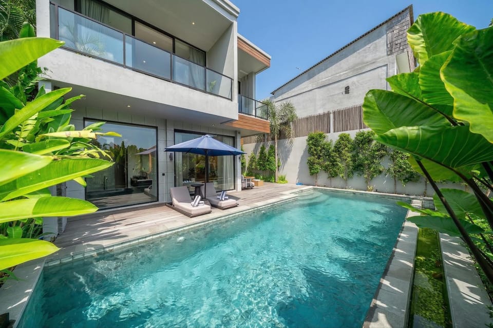 Property building, Patio, Swimming pool, Swimming pool, sunbed