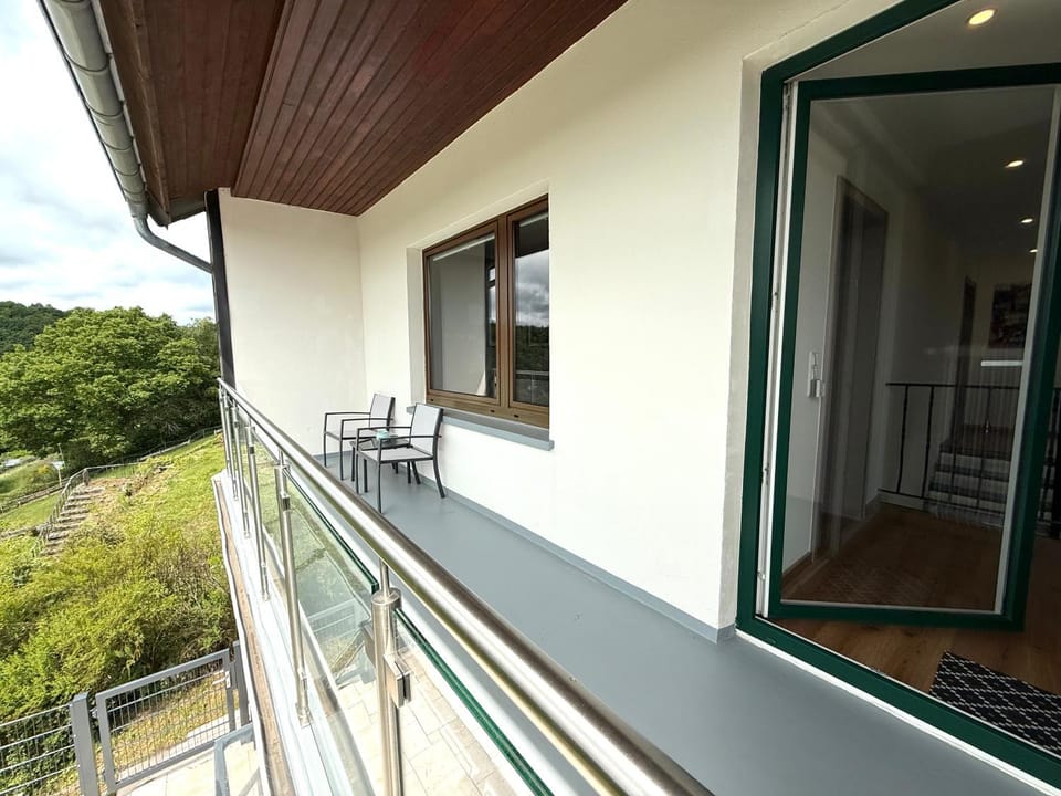 Property building, Day, Balcony/Terrace