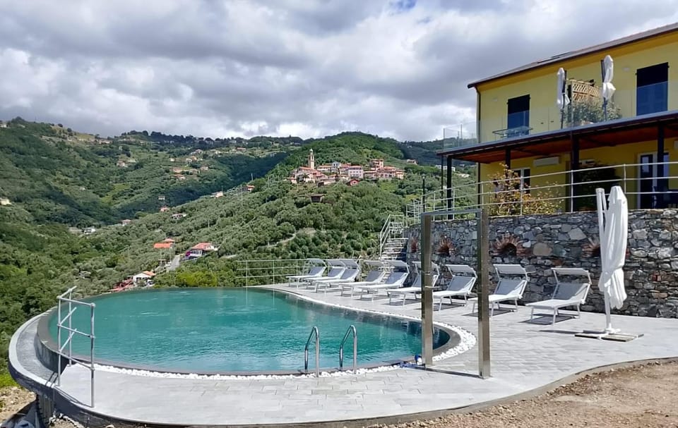 Property building, Natural landscape, Mountain view, Pool view, Swimming pool, Swimming pool, sunbed