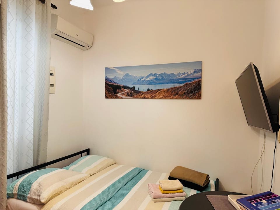 Bed, TV and multimedia, Bedroom, towels, air conditioner