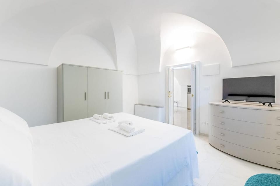 Bed, TV and multimedia, Photo of the whole room, Bedroom, towels, wardrobe