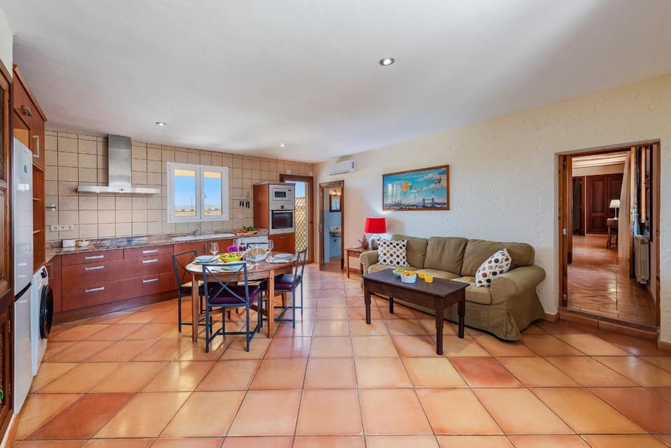 Kitchen or kitchenette, Seating area