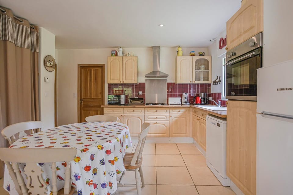 Property building, Kitchen or kitchenette, Living room