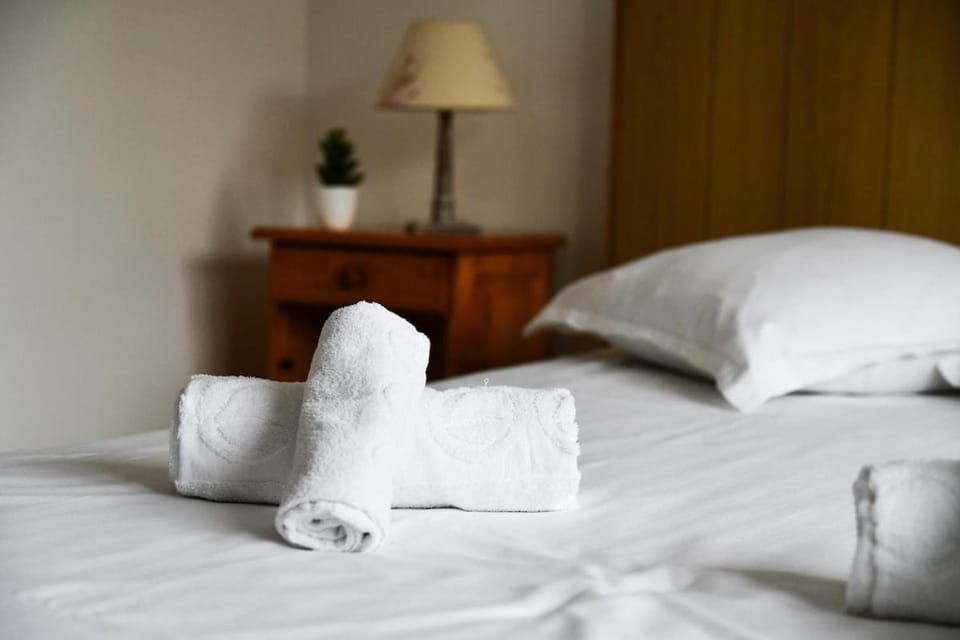 Bed, Bedroom, towels
