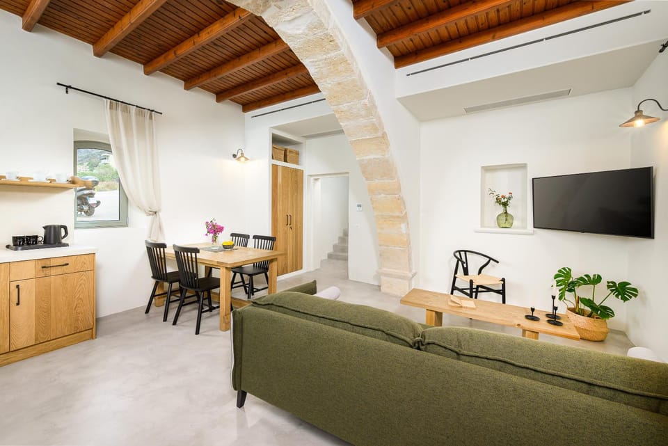 TV and multimedia, Kitchen or kitchenette, Living room, Seating area, Dining area