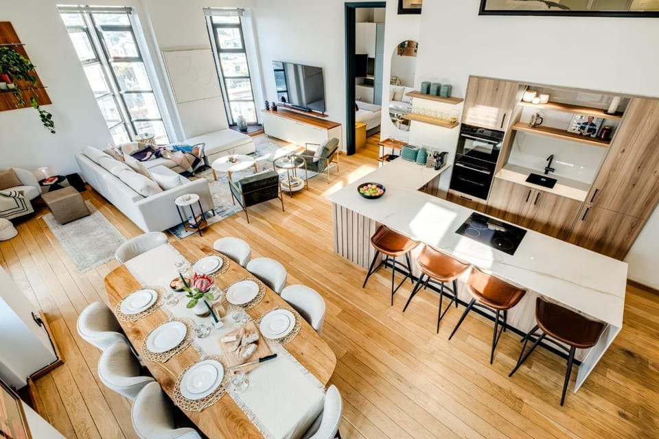 Kitchen or kitchenette, Living room, Seating area, Dining area