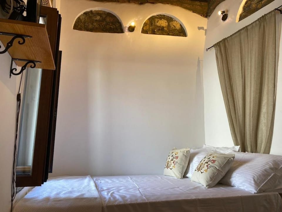 Rustic Retreat in Town Apartment in Euboea