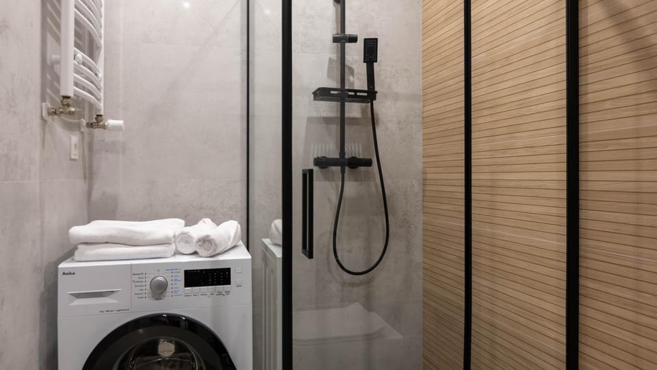 Shower, Bathroom, towels, washing machine