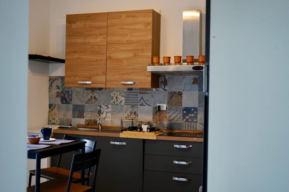 Kitchen or kitchenette, Dining area, Sea view, minibar, stove