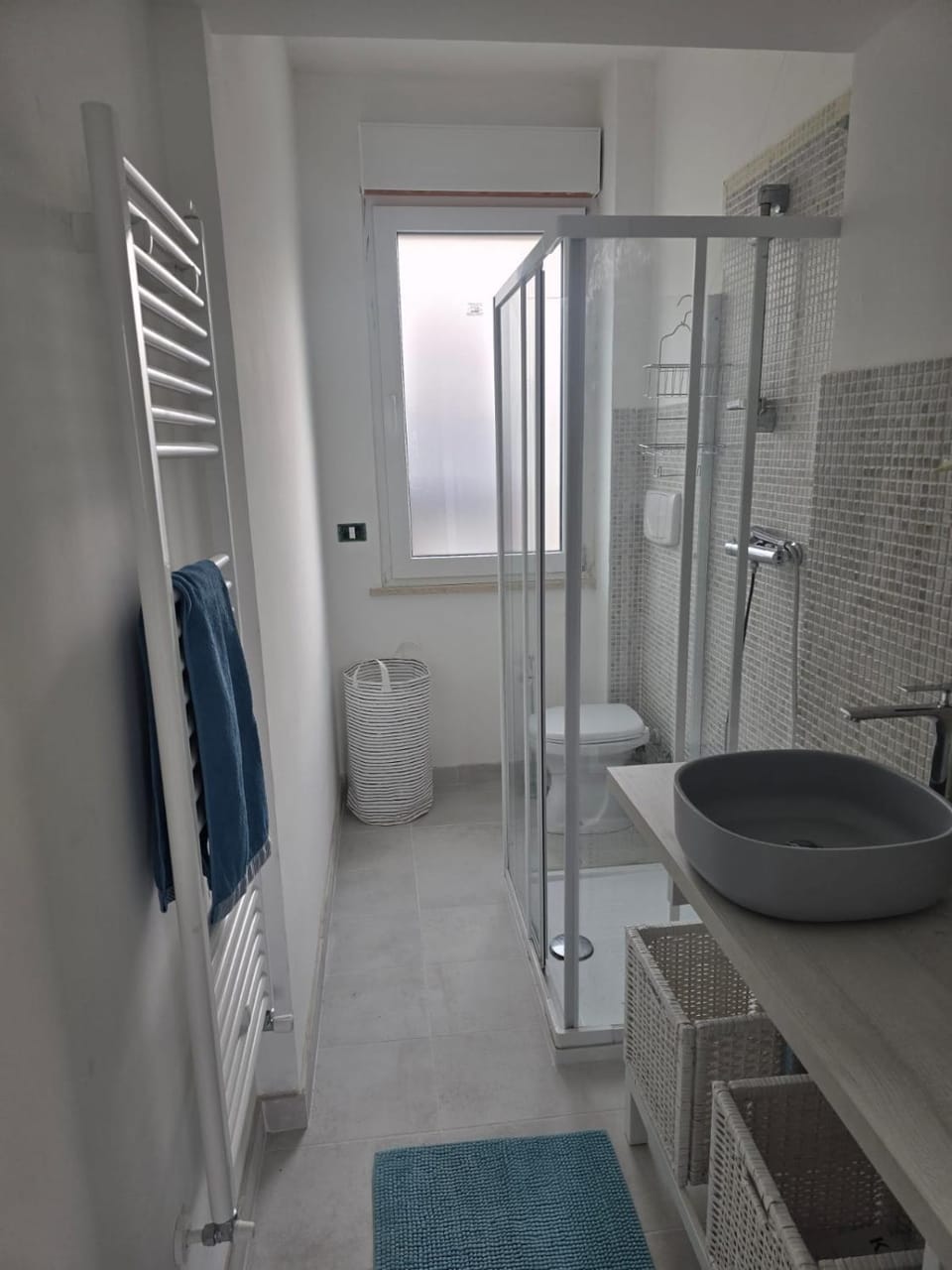 Shower, Toilet, Bathroom, towels