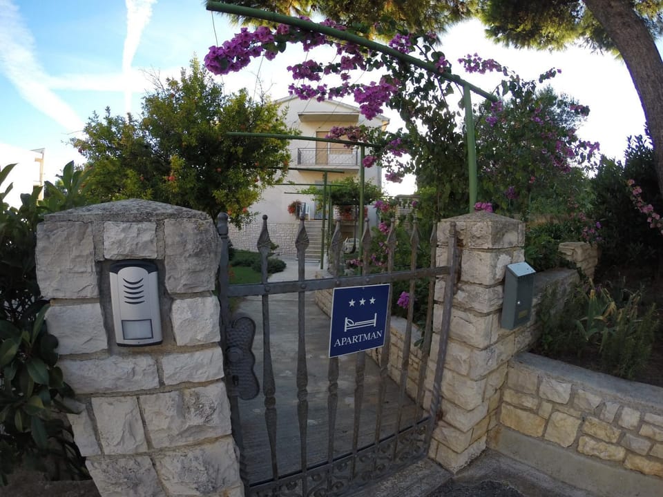 Facade/entrance, Area and facilities
