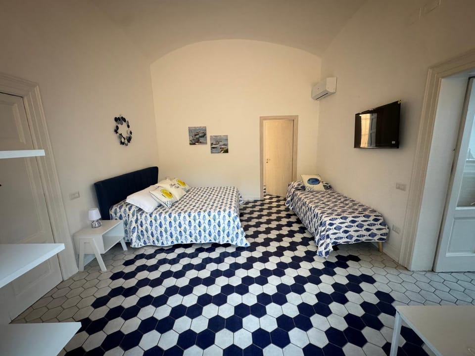 TV and multimedia, Photo of the whole room, Bedroom