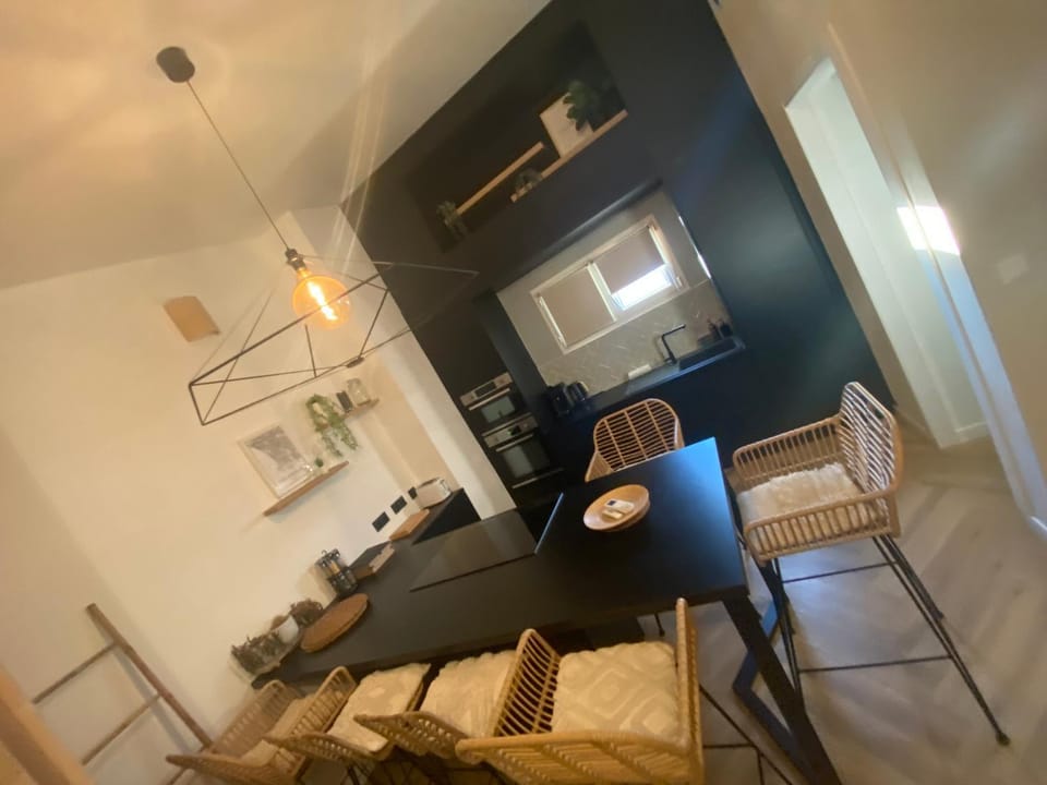 Coffee/tea facilities, Kitchen or kitchenette, Dining area, dishwasher, oven, storage, stove, kitchen