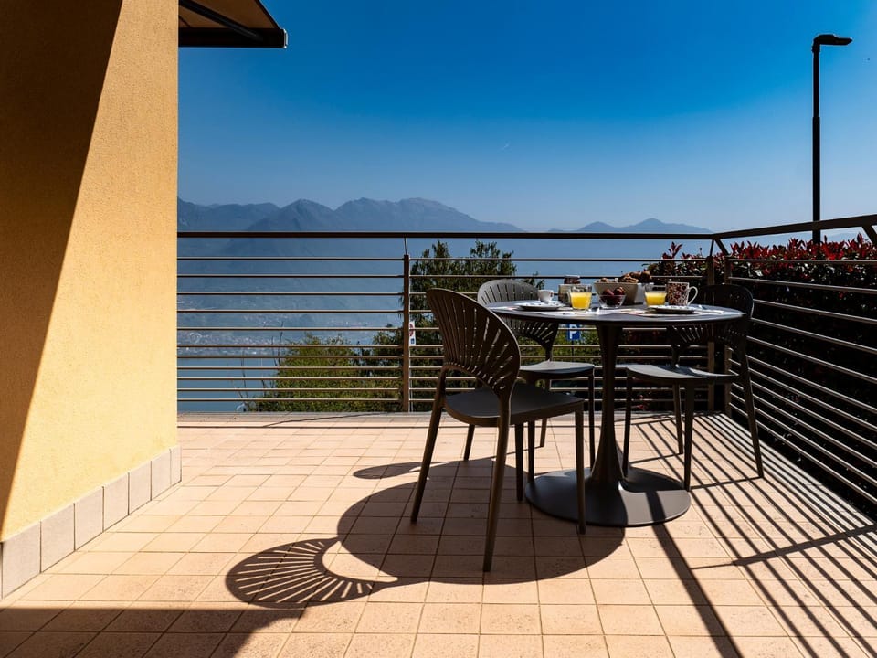 Day, Natural landscape, View (from property/room), Balcony/Terrace, Dining area, Lake view, Mountain view