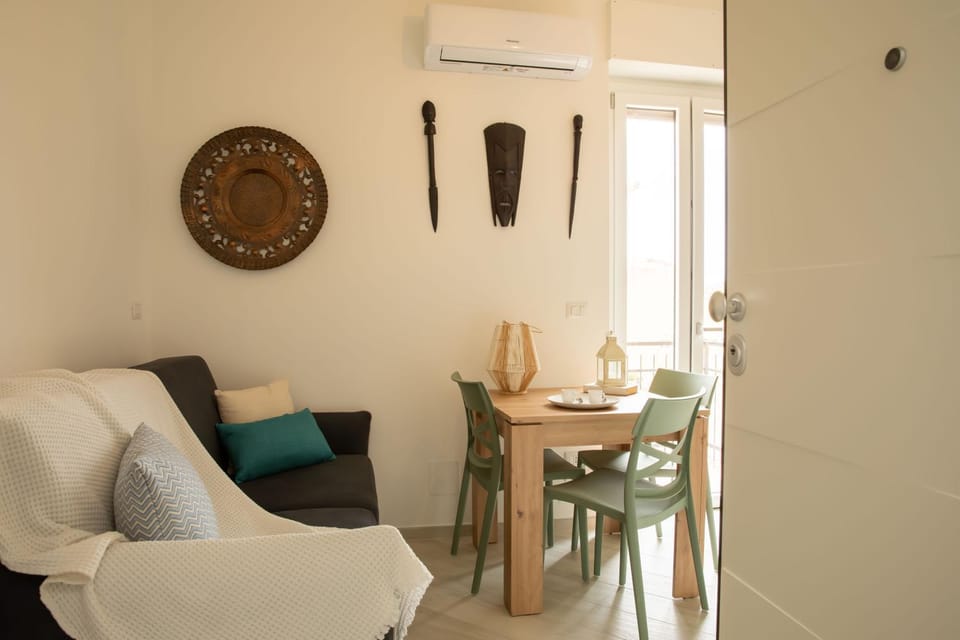 Seating area, Dining area, air conditioner