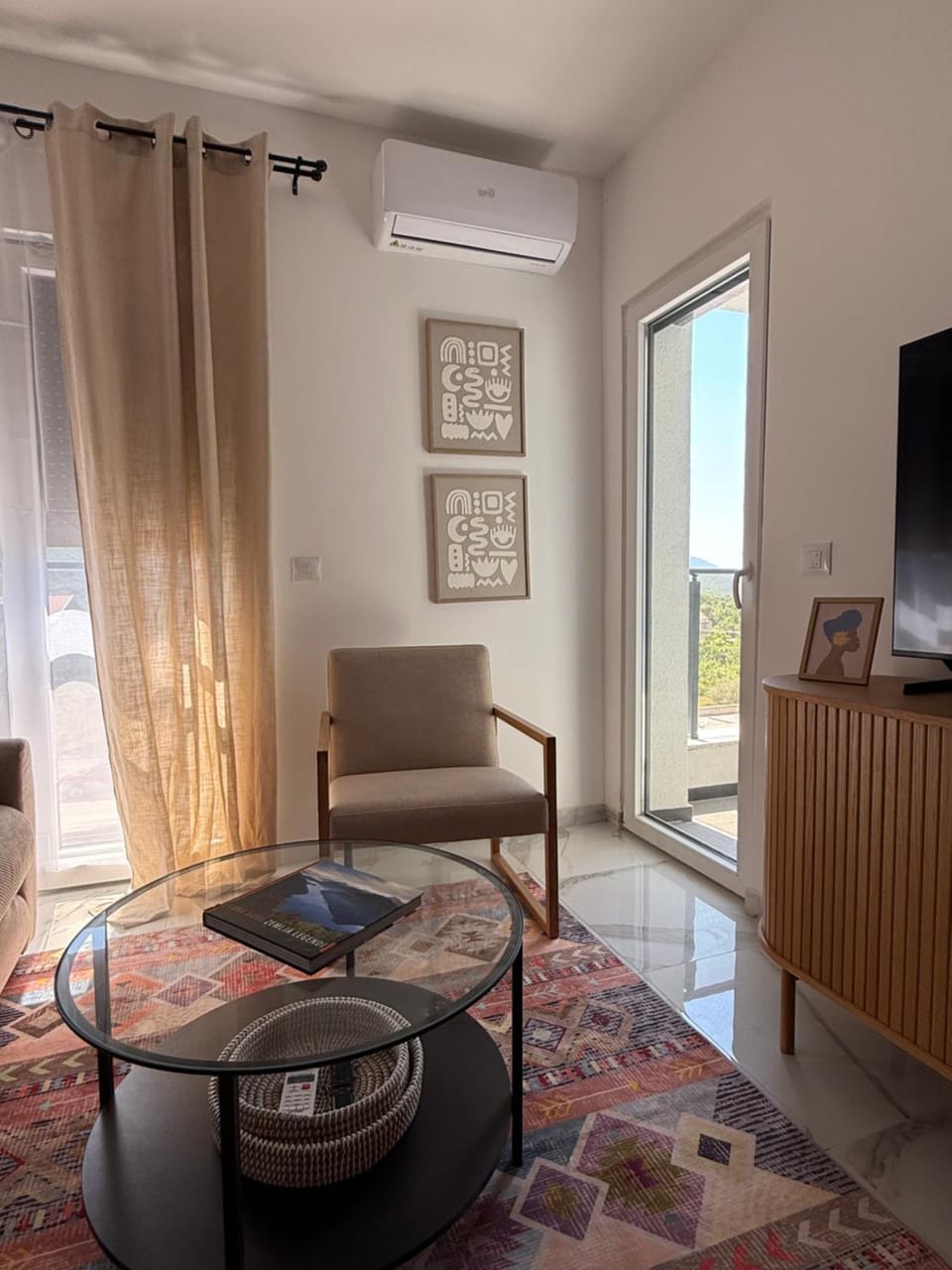 Communal lounge/ TV room, TV and multimedia, Living room, Seating area, Evening entertainment, air conditioner