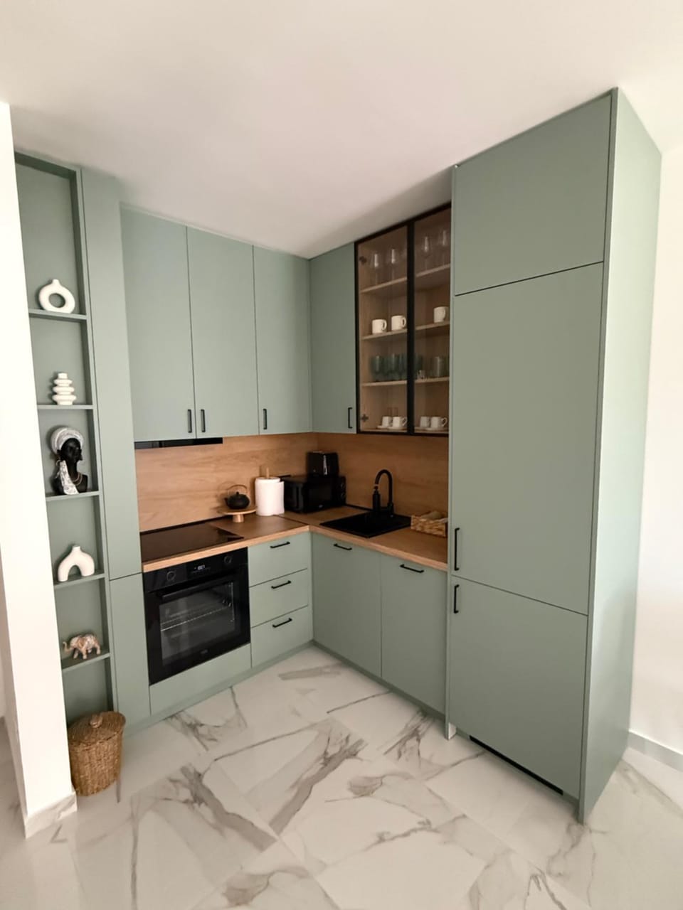 Kitchen or kitchenette, oven