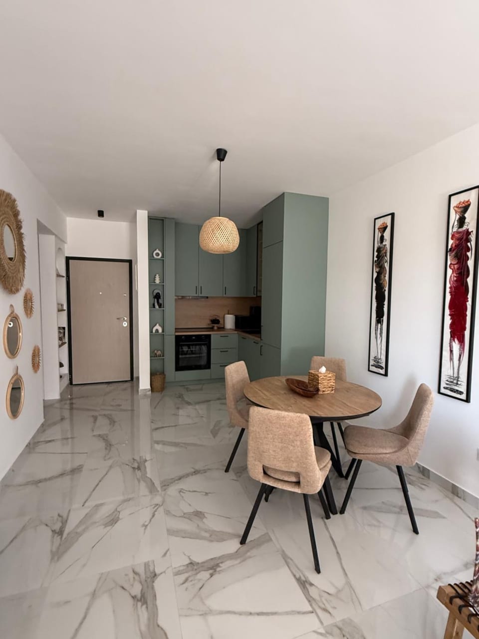 Kitchen or kitchenette, Seating area, Dining area