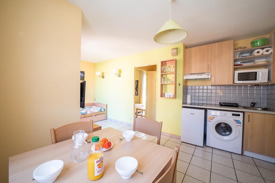 Kitchen or kitchenette, Dining area, stove