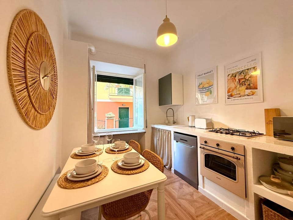 Kitchen or kitchenette, Food and drinks, Dining area, stove, toaster