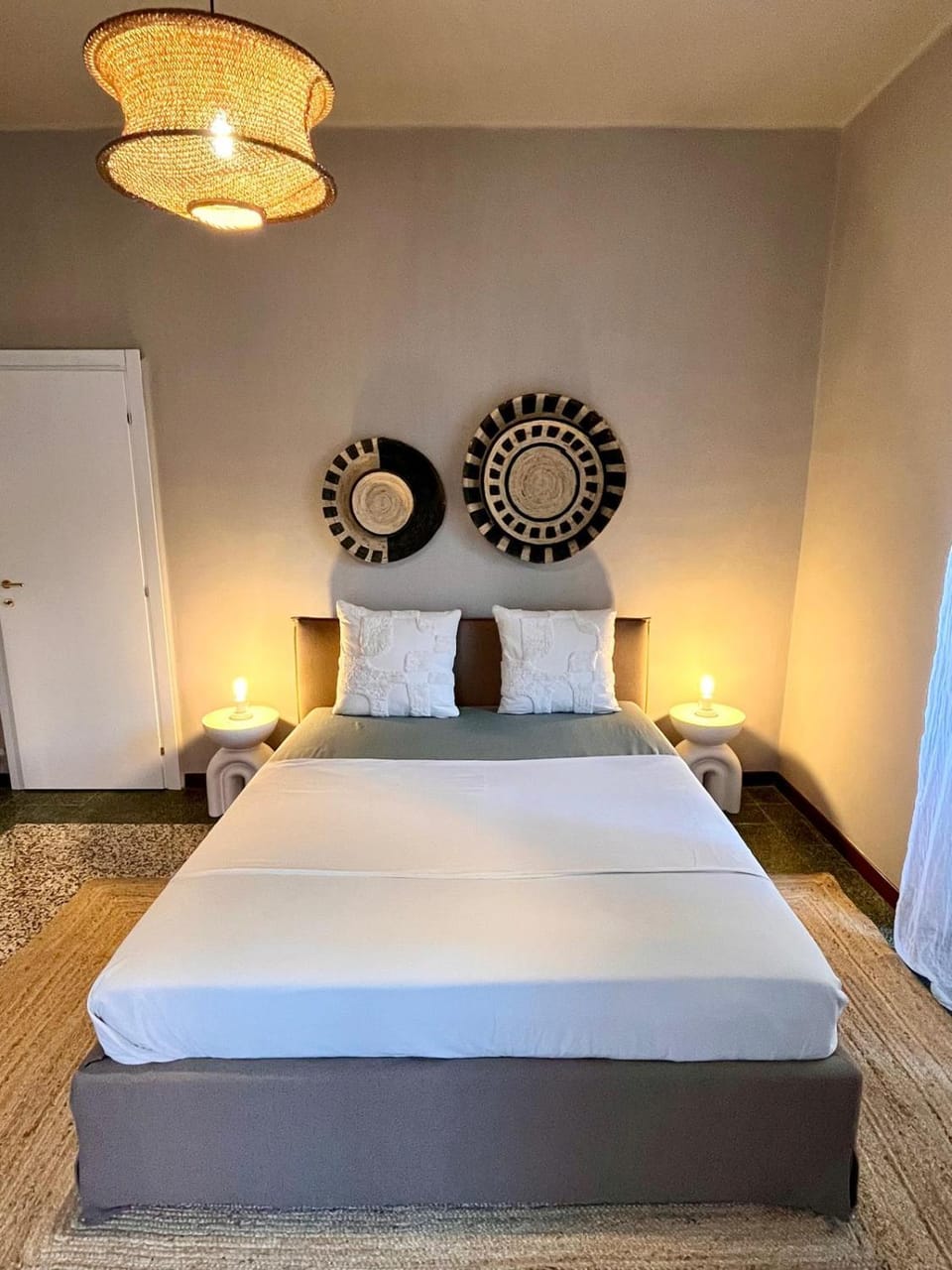Photo of the whole room, Bedroom, air conditioner
