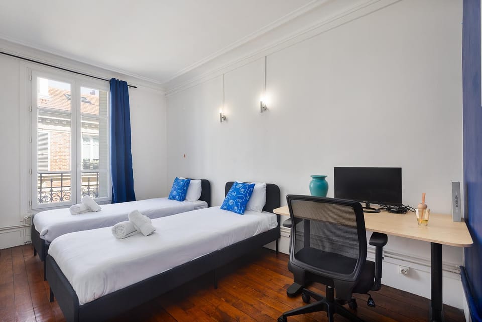 Bed, Seating area, Bedroom