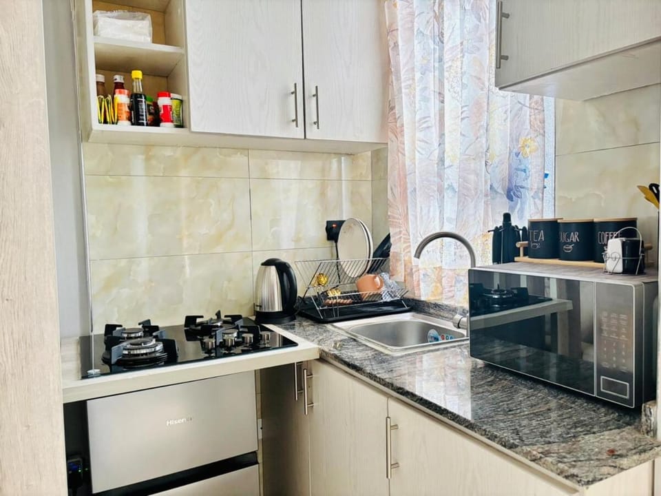 Coffee/tea facilities, Kitchen or kitchenette, stove