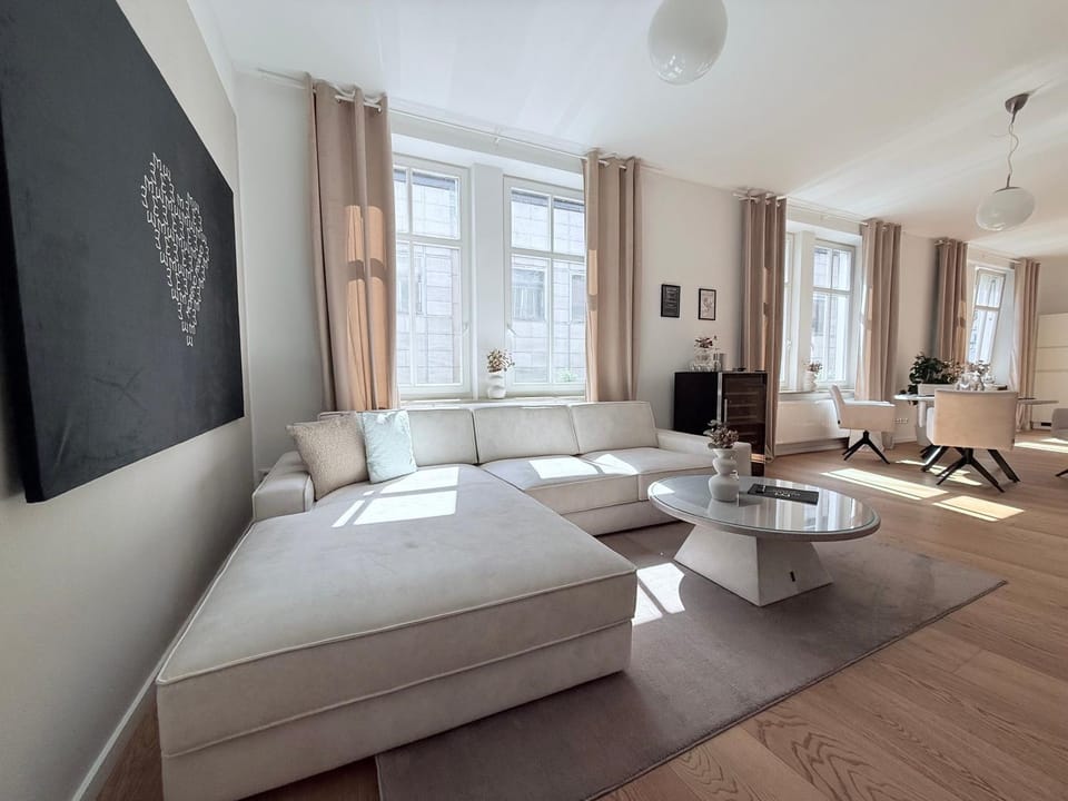 TV and multimedia, Living room, Photo of the whole room, Seating area, Dining area