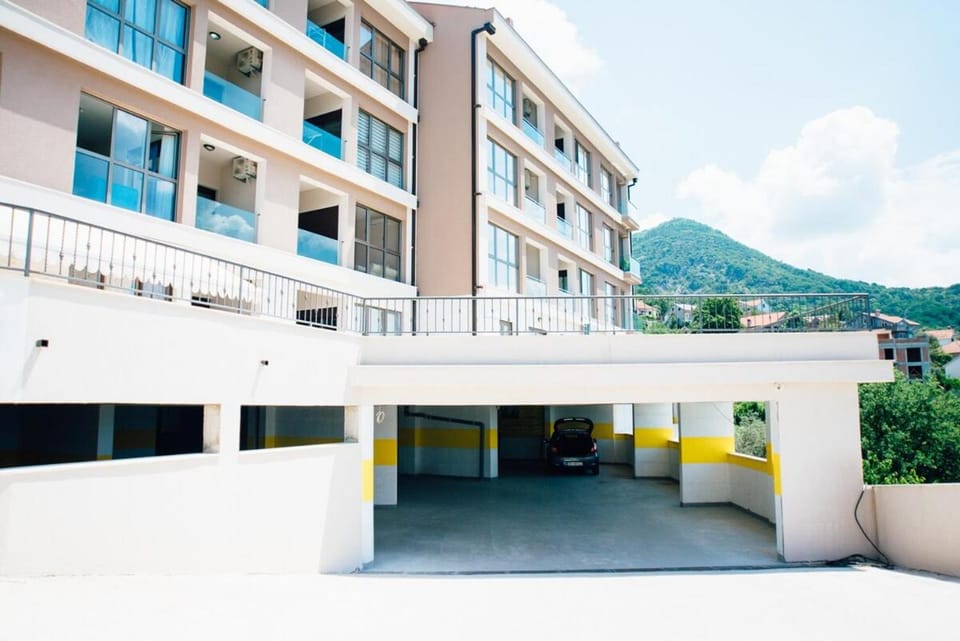 Sunset Paradise with Pool Apartment in Kotor Municipality