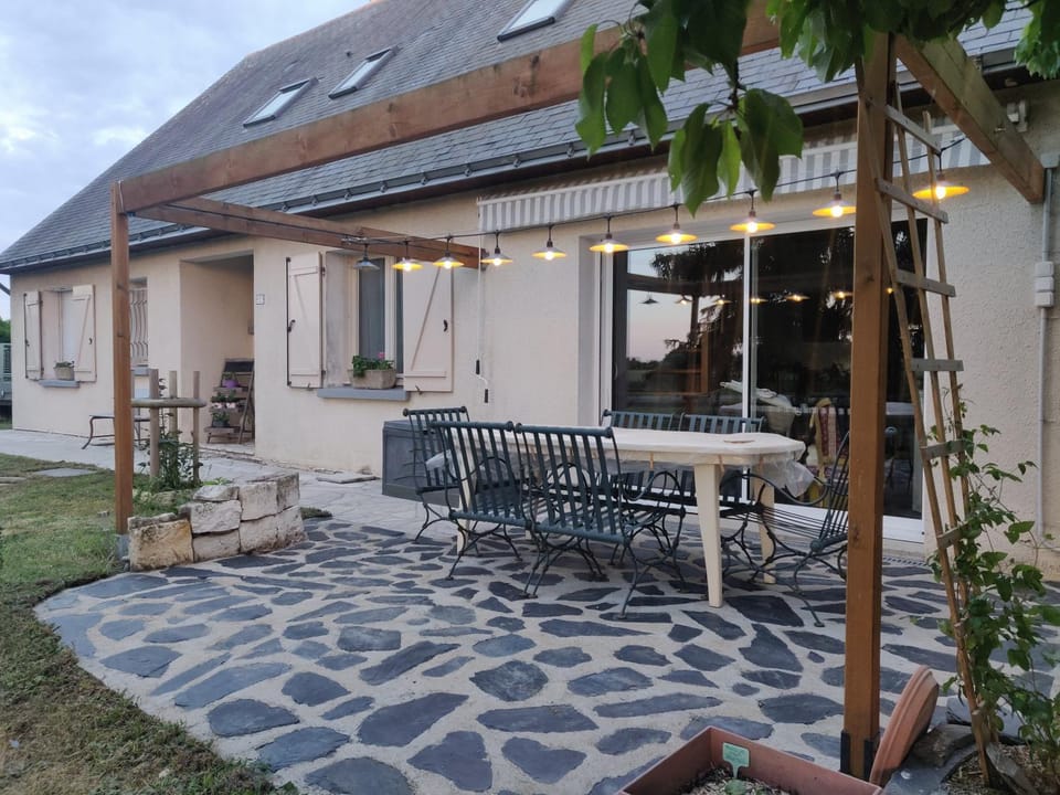 Property building, Patio, Balcony/Terrace
