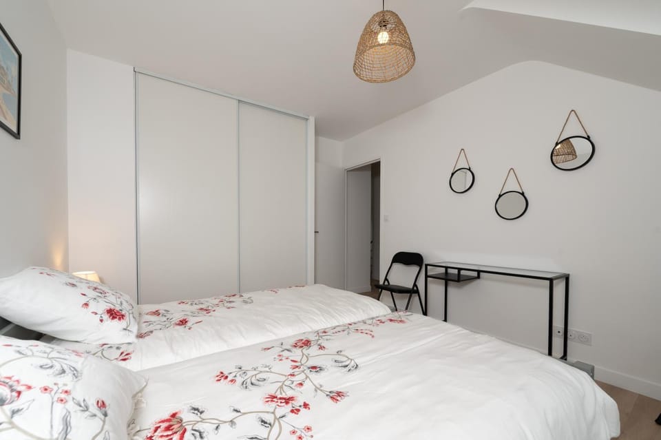 Property building, Living room, Bedroom